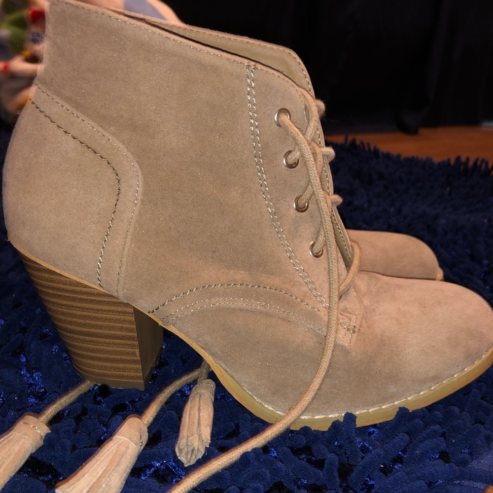 Worn ankle boots cream color MEDIUM 7/8